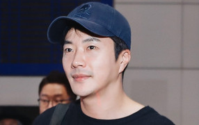 Kwon Sang Woo vẫn điển trai ở tuổi 42 khi có mặt tại Sài Gòn lúc khuya