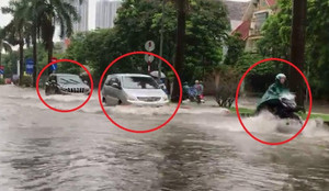 Clip: Hà Nội ngập nặng, ô tô, xe máy bì bõm bơi trong biển nước