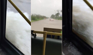 Clip: Phố biến thành sông, dân Thủ đô thích thú trải nghiệm 'xe buýt đường thủy'