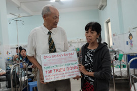 Cụ ông vượt hàng nghìn km vào TP.HCM trao 100 triệu đồng cho bé trai bị mẹ đâm thủng ruột