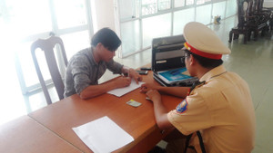 Bắt xe chạy quá tốc độ, phát hiện tài xế ô tô dùng bằng giả