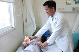 Phẫu thuật miễn phí, sửa khớp háng cho cô bé mồ côi bị bỏ rơi từ lúc 1 tháng tuổi