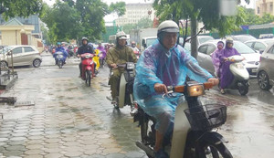 Mưa lớn kéo dài, giao thông Thủ đô hỗn loạn ngày cuối tuần