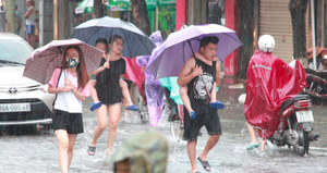 Ảnh: Mưa lớn tầm tã, dân Hải Phòng lội nước bì bõm trên phố