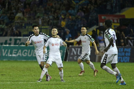 Dàn sao Olympic Việt Nam tung hoành trong mưa bão