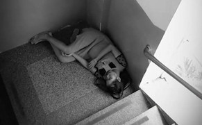 Ảnh mẹ bầu nằm ngủ co ro ở góc cầu thang bệnh viện khiến dân mạng xót xa