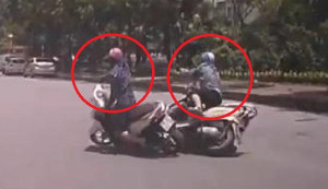 Clip: Đi song song để 'tám chuyện', 2 nữ 'ninja' tự đâm nhau ngã nhào trước đầu ô tô