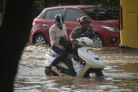 Video: Ô tô, xe máy thi 'bơi' trên đại lộ Thăng Long