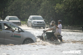 Ảnh: Dân Hà Nội bì bõm vượt biển nước về nhà chiều cuối tuần