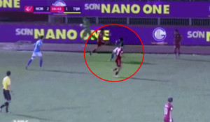 Video: Sầm Ngọc Đức tái hiện pha bỏ bóng đạp người ghê rợn của De Jong