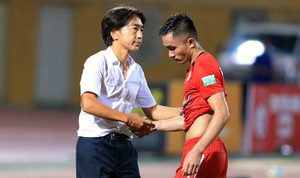 Thói đá bóng như côn đồ của Sầm Ngọc Đức đã ăn vào máu?