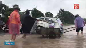Dịch vụ kéo xe qua đường ngập kiếm bộn tiền ngày mưa lớn