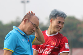 Văn Toàn khoe mái tóc kiểu Sơn Tùng-MTP, Đức Chinh bẽn lẽn như thiếu nữ