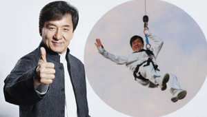 Thành Long gây ấn tượng khi đu dây từ trực thăng xuống mặt đất