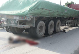 Sau va chạm, nam thanh niên chết thảm dưới bánh container