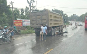 Va chạm với xe tải, một phụ nữ bị cuốn vào gầm xe chết thảm