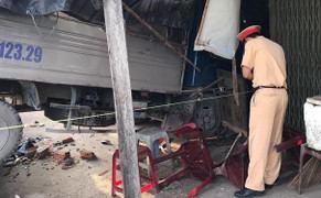 Xe tải gây tai nạn liên hoàn, tông sập nhà dân ven đường