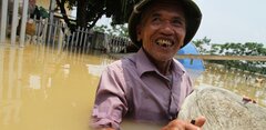 Ảnh: Nắng chang chang, dân Thủ đô vẫn chèo thuyền trong dòng nước ngập