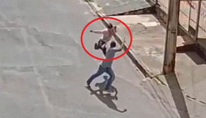 Clip: Cướp nhầm nữ cao thủ võ thuật, gã đàn ông hoảng hồn bỏ chạy