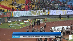 CĐV Indonesia bẻ ghế, ném pháo sáng phá hoại sân tổ chức Asiad