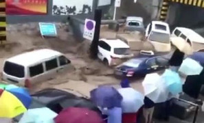 Clip: Lũ cuốn phăng hàng chục ô tô trên phố như đồ chơi