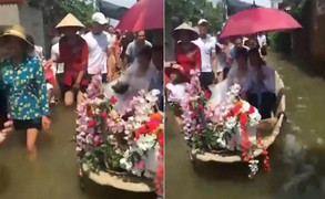 Clip: Dân Quốc Oai nô nức rước dâu bằng thuyền hoa giữa biển nước lụt