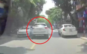 Clip: Tài xế Mazda CX-5 đánh võng trên phố như say rượu và cái kết như phim hành động
