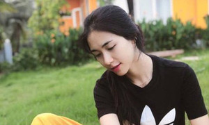 Hòa Minzy đi dép tổ ong, vui vẻ chơi với thú cưng tại biệt thự của bạn trai