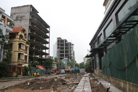 Video: Hơn 1 km mương đội vốn trăm tỷ làm gần 10 năm vẫn chưa xong ở Hà Nội