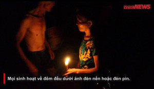 Video: Dân vùng lụt Hà Nội mò mẫm sinh hoạt trong đêm tối, nước mênh mông nhà