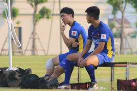 Công Phượng băng kín đầu gối, ngồi cắn móng tay nhìn đồng đội tập dưới nắng gắt