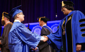 Thần đồng 9 tuổi tốt nghiệp trung học, 11 tuổi tốt nghiệp đại học