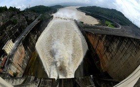 Những chuyện chưa từng biết đằng sau đập thủy điện Hòa Bình và Sơn La