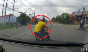 Clip: Thanh niên đi Exciter đánh võng, dừng đột ngột trêu ngươi tài xế ô tô