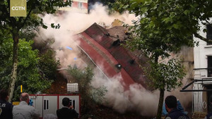 Clip: Nhà 4 tầng đổ sập, vỡ vụn trong tích tắc sau lở đất