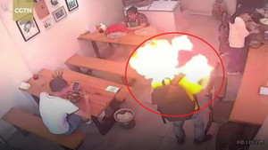 Clip: Châm lửa hút thuốc, bật lửa nổ tung cháy xém mặt