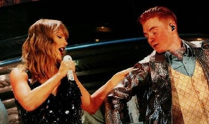 Taylor Swift bị vũ công ngáng chân, trượt ngã trên sân khấu