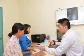 Tự trị đau khớp bằng thuốc tiêm, một phụ nữ nằm liệt giường