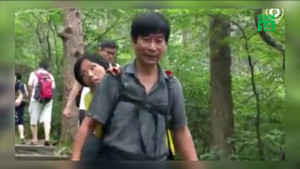 Ngôn tình giữa đời thực: Chồng cõng vợ bị liệt đi du lịch khắp đất nước