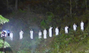 Hà Tĩnh nói gì về 10 cô gái mặc áo dài trắng gây tranh cãi?