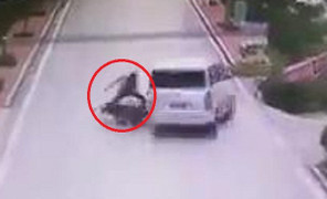 Clip: Người đi xe máy diễn kịch ăn vạ thô thiển khiến người xem 'cạn lời'