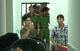 Bị phát hiện cho vay nặng lãi, 3 cha con cầm dao, bình gas dọa công an