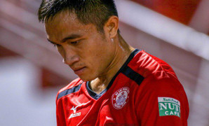 Đá bóng như côn đồ, Sầm Ngọc Đức bị treo giò xuyên 2 mùa giải