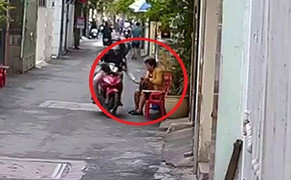 Clip: Ngồi đếm tiền trước cửa nhà, bị cướp giật phăng túi xách