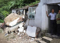 Đang ngủ trong nhà, nam thanh niên bị tảng đá nặng 10 tấn đè chết