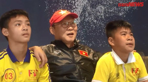 Video: HLV Park Hang Seo chỉ đạo cầu thủ nhí chơi game trước giờ tập