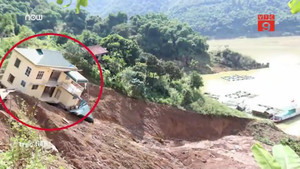 Hòa Bình: Hoảng hồn nhà 2 tầng đổ nghiêng, trượt ra phía lòng hồ trong đêm