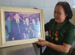 Chuyện nữ anh hùng lấy thân mình chặn đứng 22 xe tăng cứu 8 chiến sĩ ẩn nấp trong bụi mía