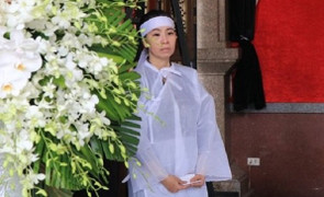 Vợ con thất thần trước linh cữu NSƯT Thanh Hoàng