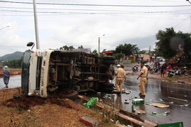 Lật xe chở bia, tài xế thoát chết trong gang tấc